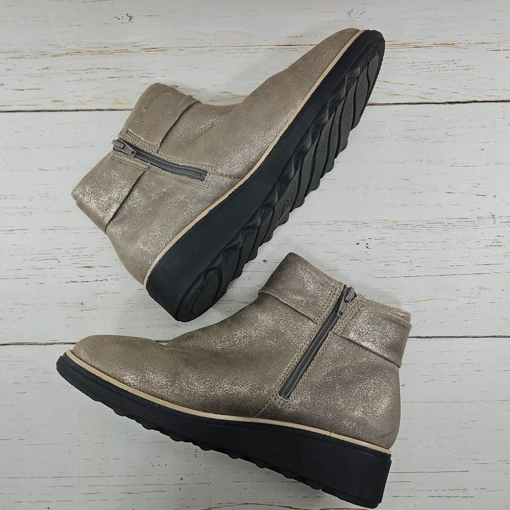 Clarks Sharon Salon Womens 7W Taupe Metallic Ankle Boots Wedge Light‎ Weight Zip